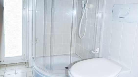 Funktionales Badezimmer mit Dusche und WC